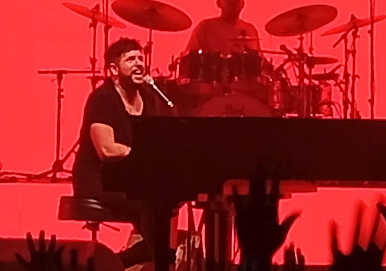 Pablo López lo vuelve a hacer: pone en pie a todo el Euskalduna