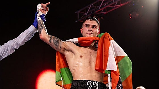 Erlantz Tejada logra su sexta victoria en la primera velada de boxeo profesional en Zaratamo