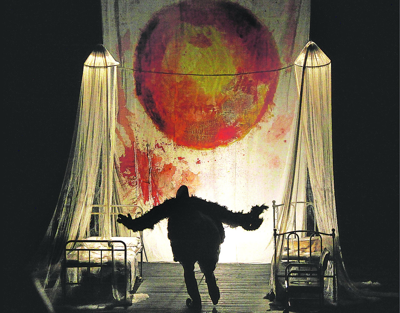 Un 'clown' suizo, dos camas de hospital y un espectador al azar: 'Ícaro' aterriza en el Campos