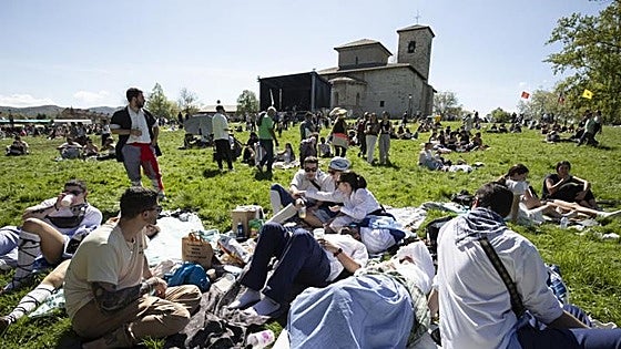La fiesta se traslada a Armentia con miles de alaveses pendientes del cielo y los talos