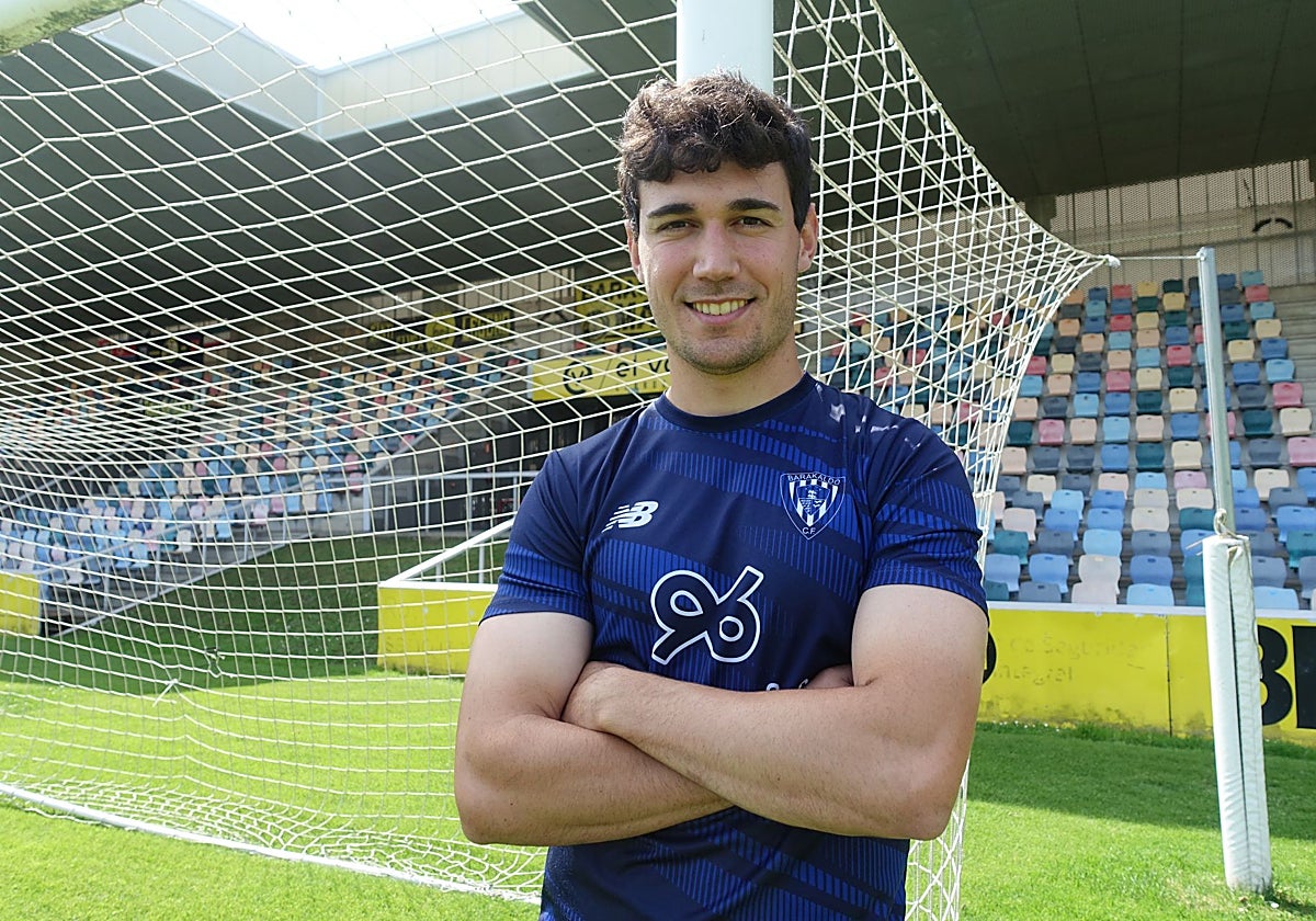 Markel Arana, defensa central del Barakaldo cedido por el Eibar, en una de las porterías de Lasesarre.