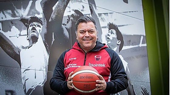 Lucas Fernández deja de ser entrenador del Gernika de baloncesto femenino