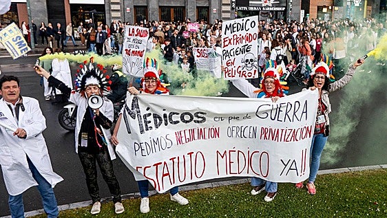 Los médicos se manifiestan en Bilbao en pleno repunte de la huelga