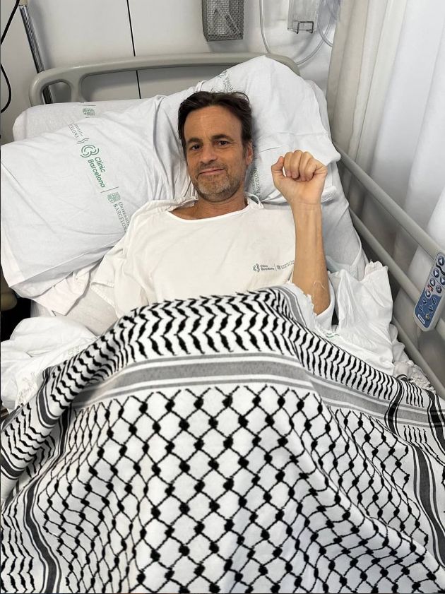 El eurodiputado Jaume Asens sale del hospital tras recibir un trasplante de riñón de su madre