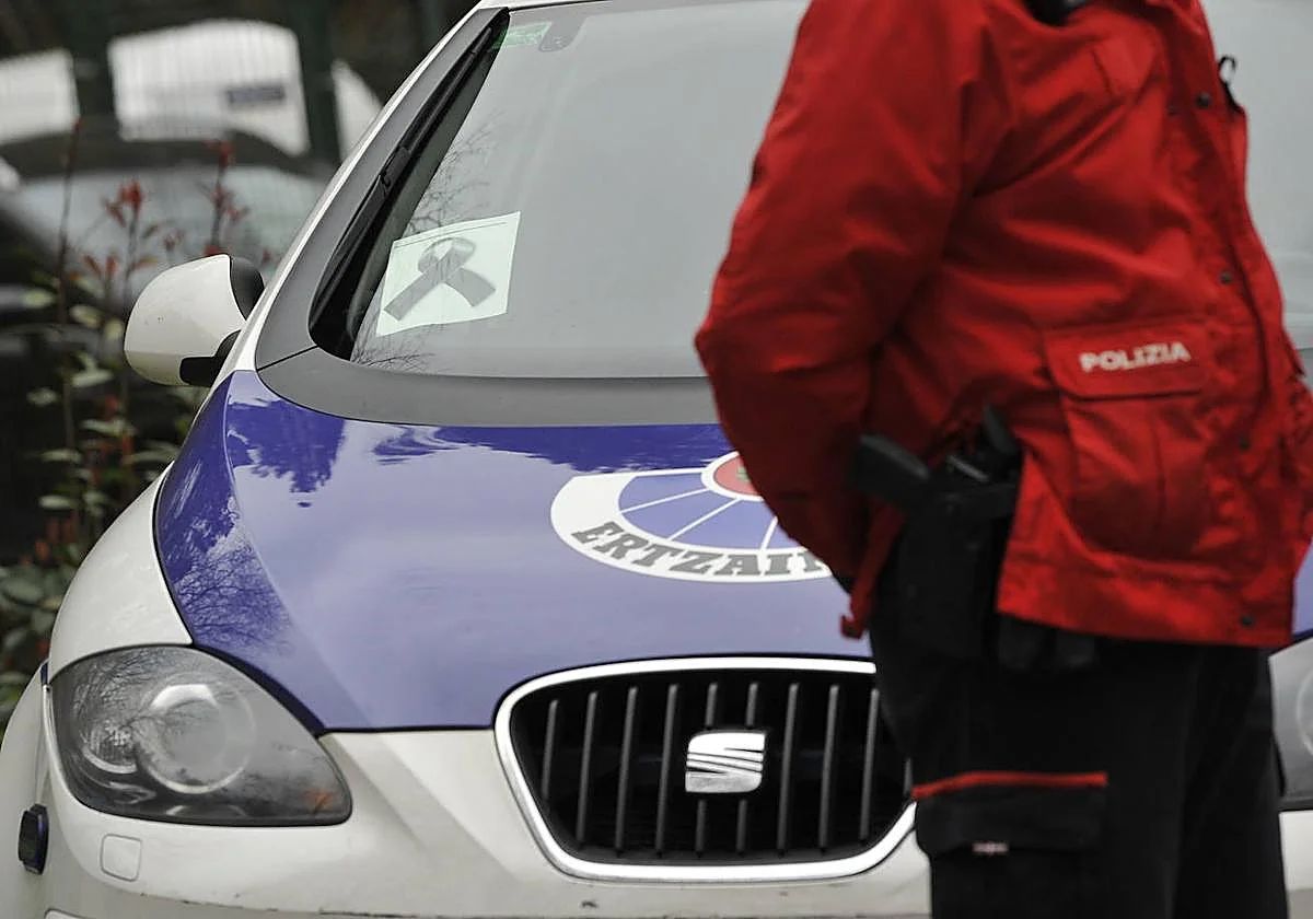 La Ertzaintza salva a una mujer que estaba siendo estrangulada por su pareja en un piso de San Sebastián