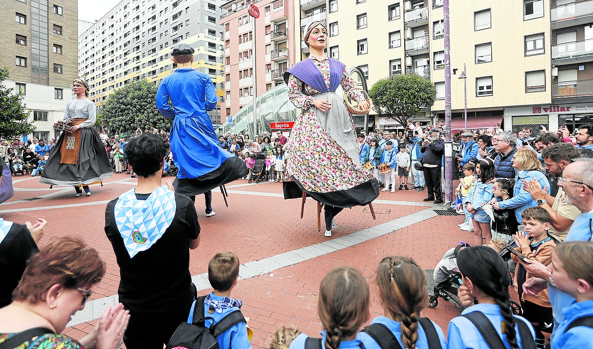 Castells y gigantes unen Cataluña y Euskadi en las calles de Barakaldo
