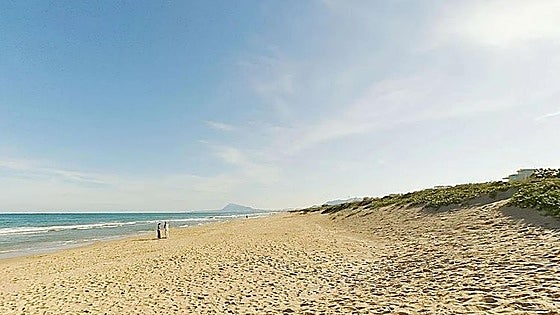 Rescatan a cinco personas en peligro de ahogamiento en una playa de Valencia
