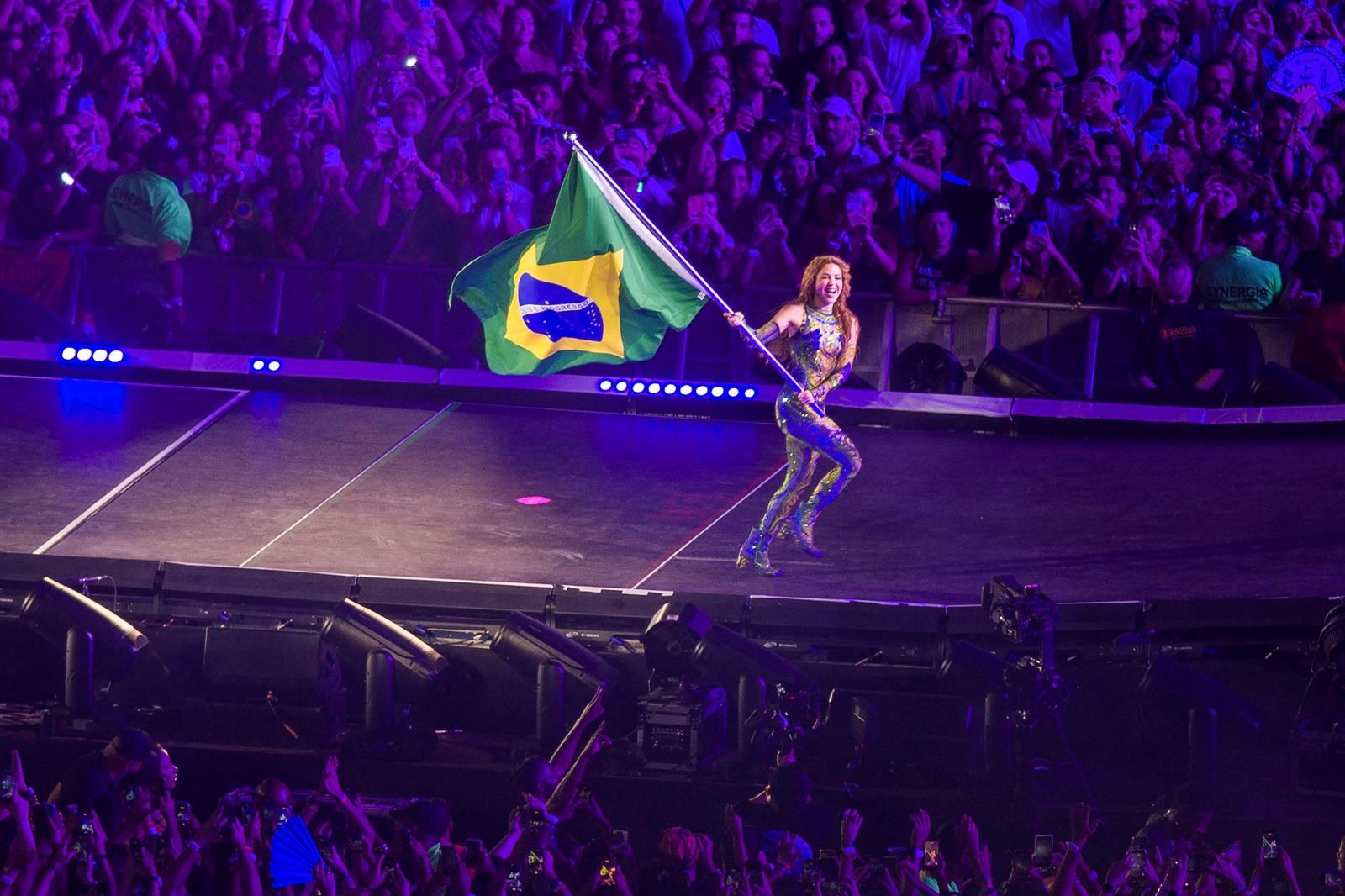 Shakira enciende Copacabana con gritos feministas y dardos a Piqué ante 2 millones de personas