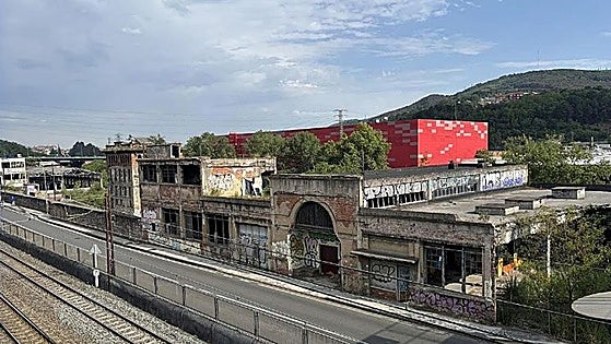 Aparece el cuerpo de un hombre en un pabellón en ruinas en un barrio de Zaratamo