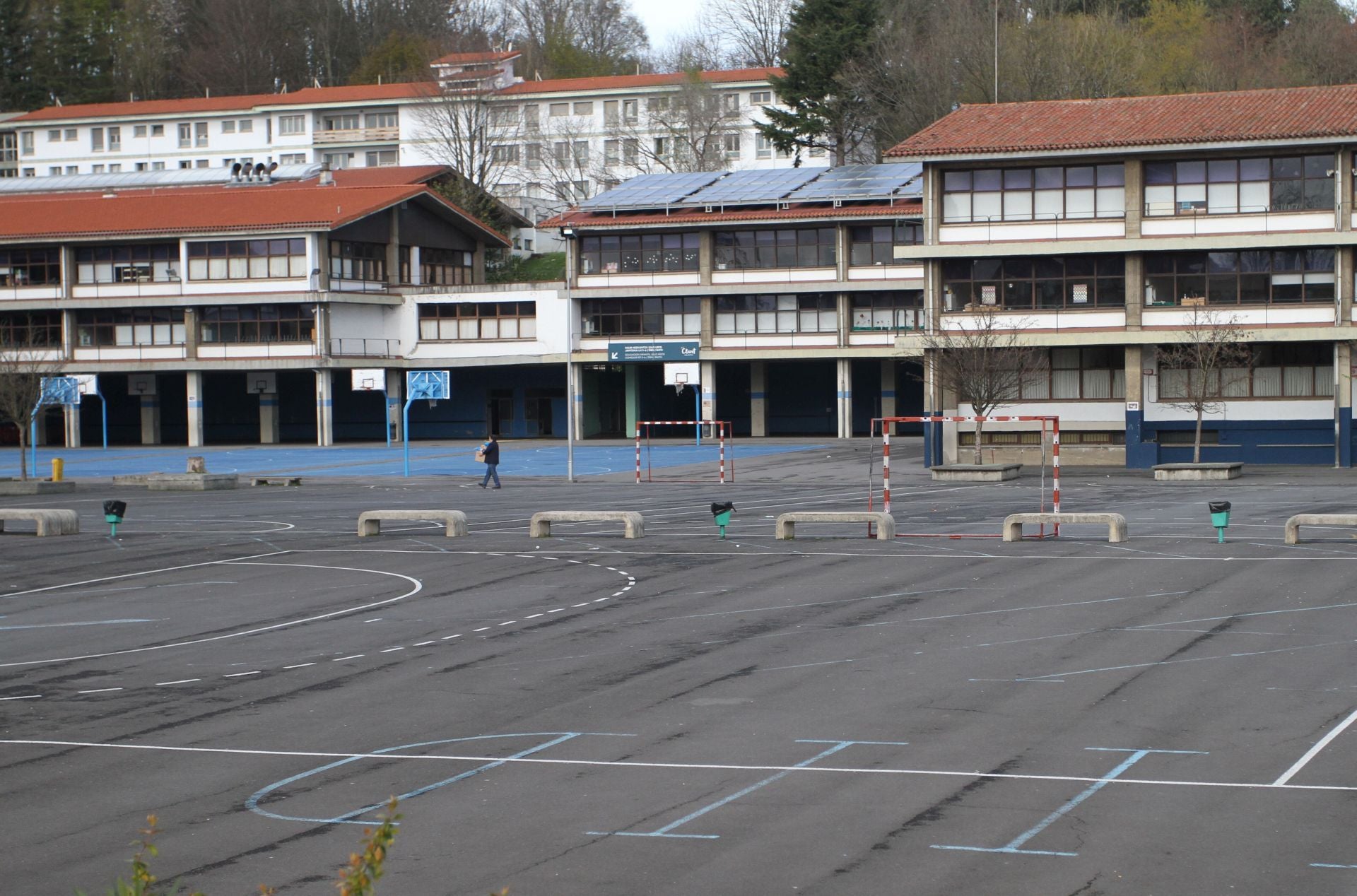 Familias critican un nuevo cargo mensual en un colegio de Leioa para reformar el polideportivo