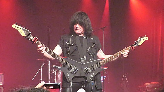 Michael Angelo Batio derrocha virtuosismo y humor en el gaztetxe de Zorroza