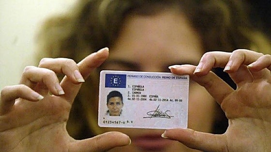 Cambio importante de la DGT a los que nacieron en 1961 y tienen el carnet de conducir