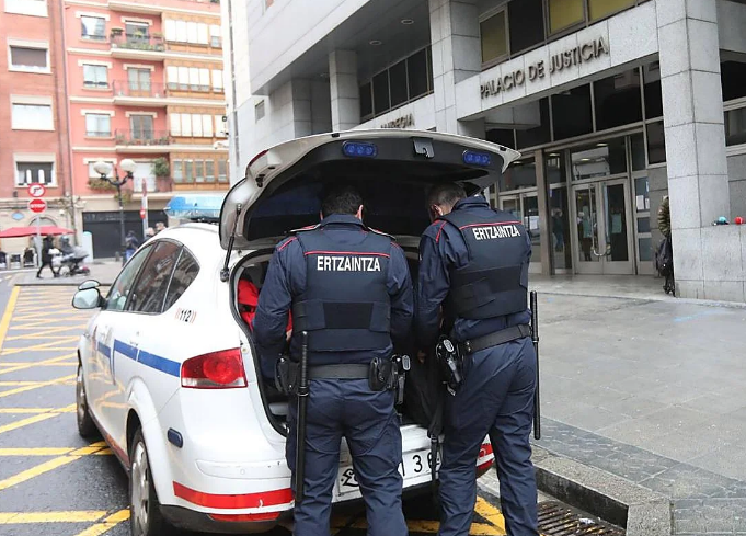Retiene a un ladrón que había entrado a robar en su vivienda en Indautxu: «Venía a comprobar unas goteras del piso de arriba»