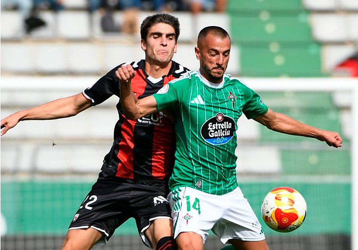 Partido de la primera vuelta en A Malata, con Carlos Mattheus disputando un balón a Sergio Tejera.