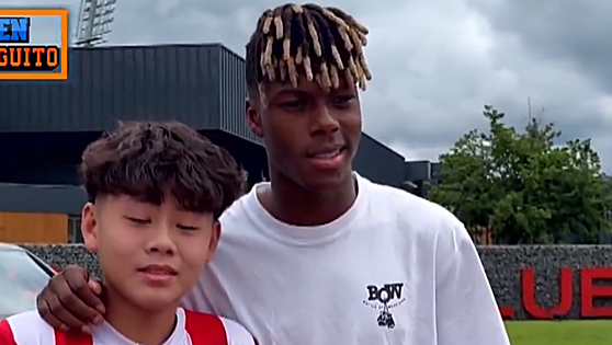 Nico Williams hace feliz a Jack, un joven aficionado de Vietnam: «Eres extremo, ¿cómo yo?»