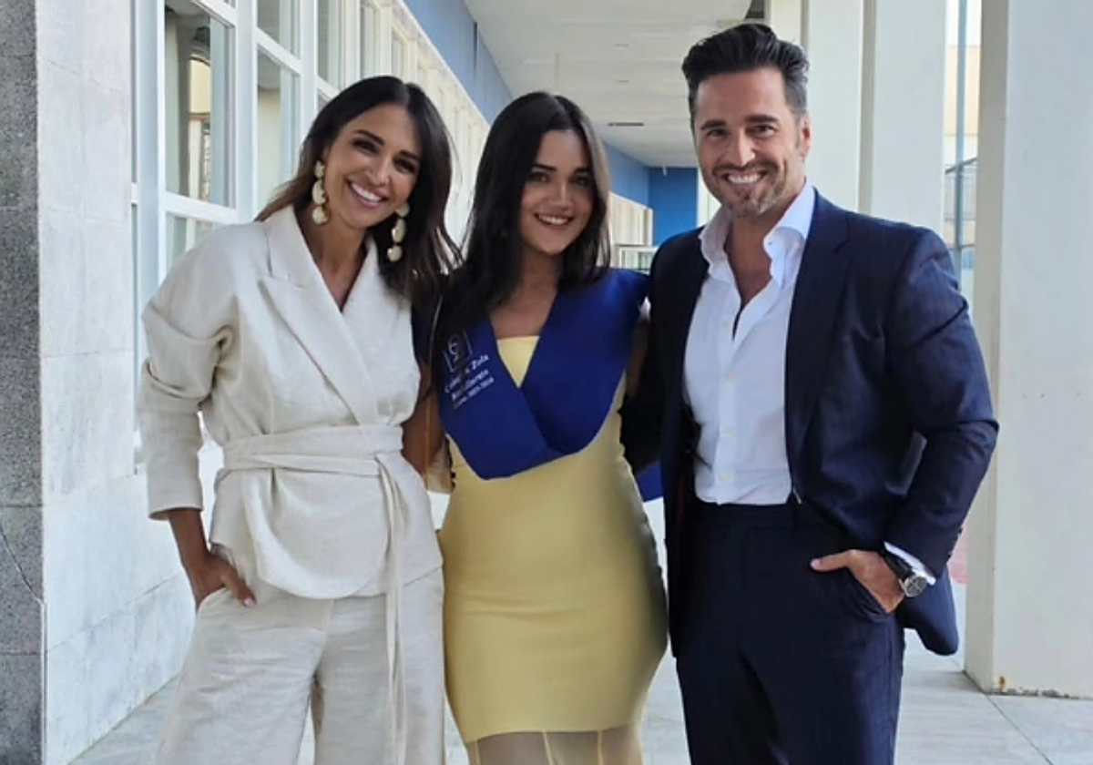 Paula Echevarría y David Bustamante posan juntos en la graduación de su hija