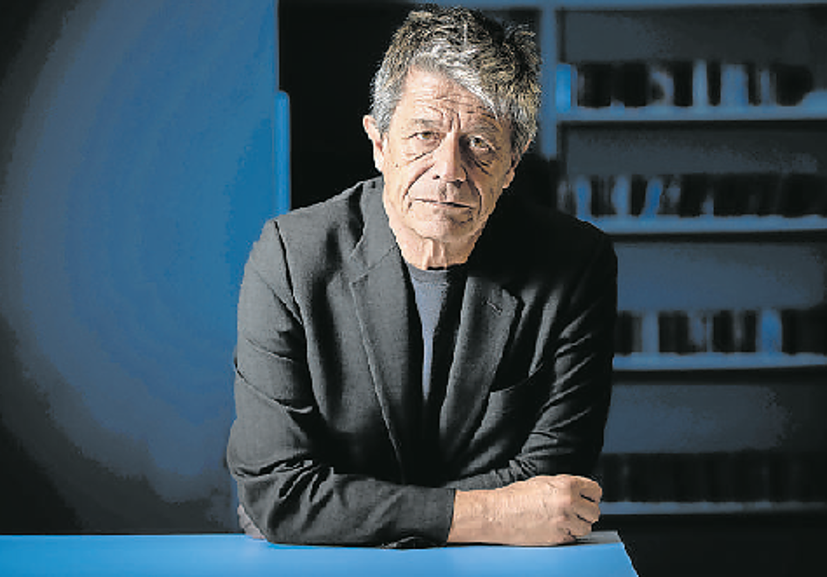 Emmanuel Carrère culmina su autorretrato