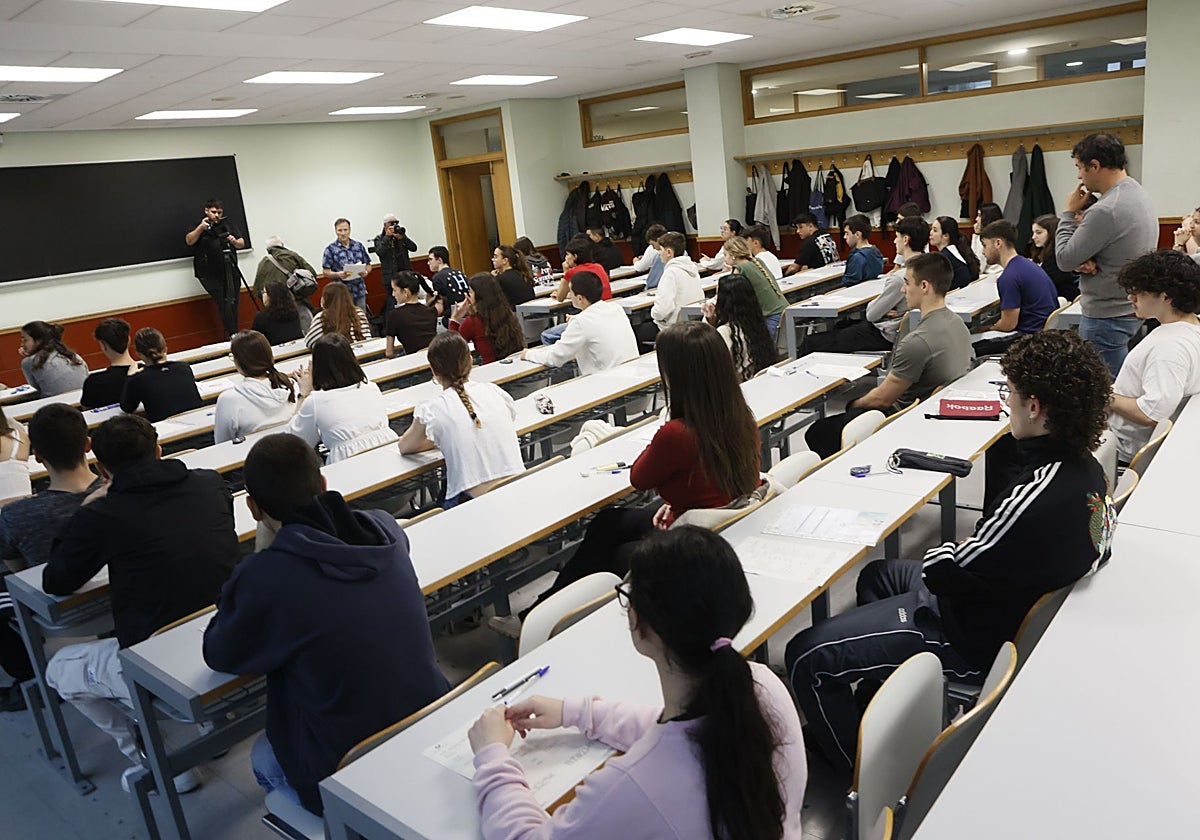 La EHU utilizará detectores de frecuencia para evitar que los alumnos copien con IA en Selectividad