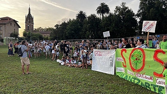 Vecinos de Berango denuncian multas de 602 euros por protestar contra el parking de Lantzarte