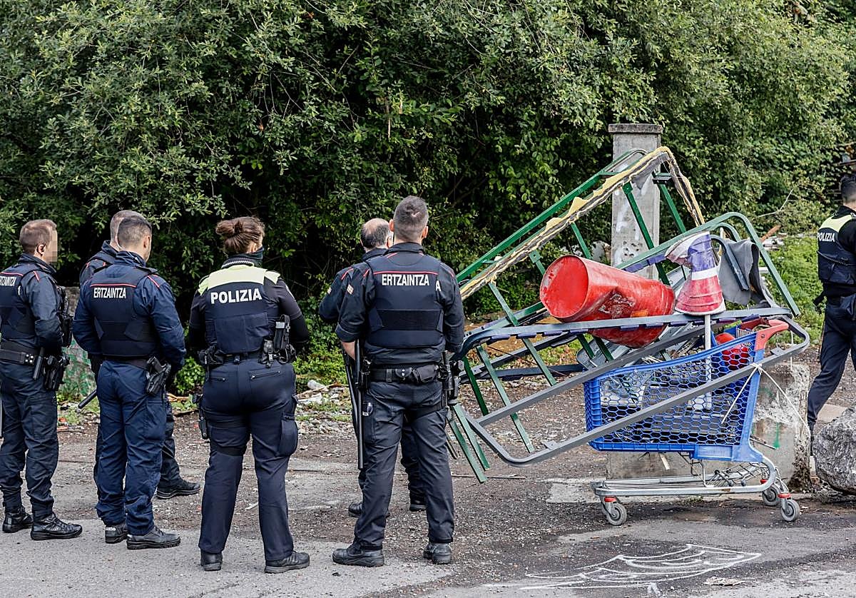 Un gran despliegue policial desaloja a más de veinte okupas de un polígono industrial de Trapagaran