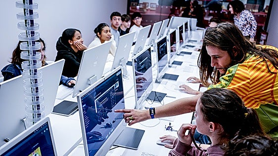 La Alhóndiga inaugura un centro formativo para que los adolescentes adquieran habilidades científicas, artísticas y tecnológicas