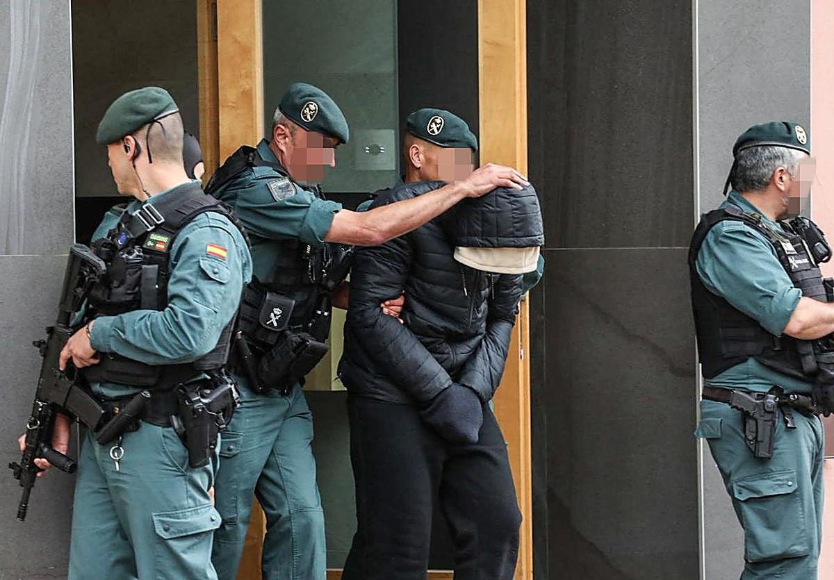 4 arrestados, 416.000 euros estafados y 140 cuentas bancarias: las claves de la operación contra un inversor vitoriano
