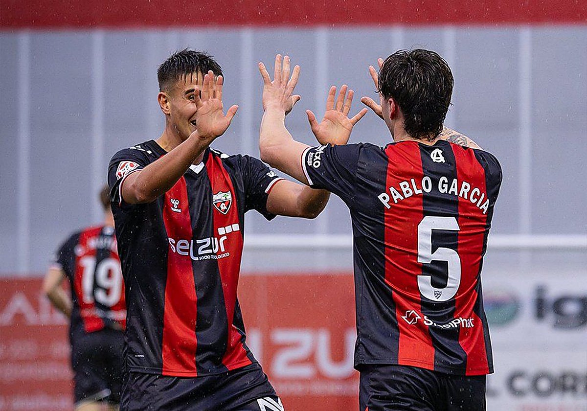 Txus Vizcay y Pablo García anotaron sendos goles contra el Castilla en Gobela.