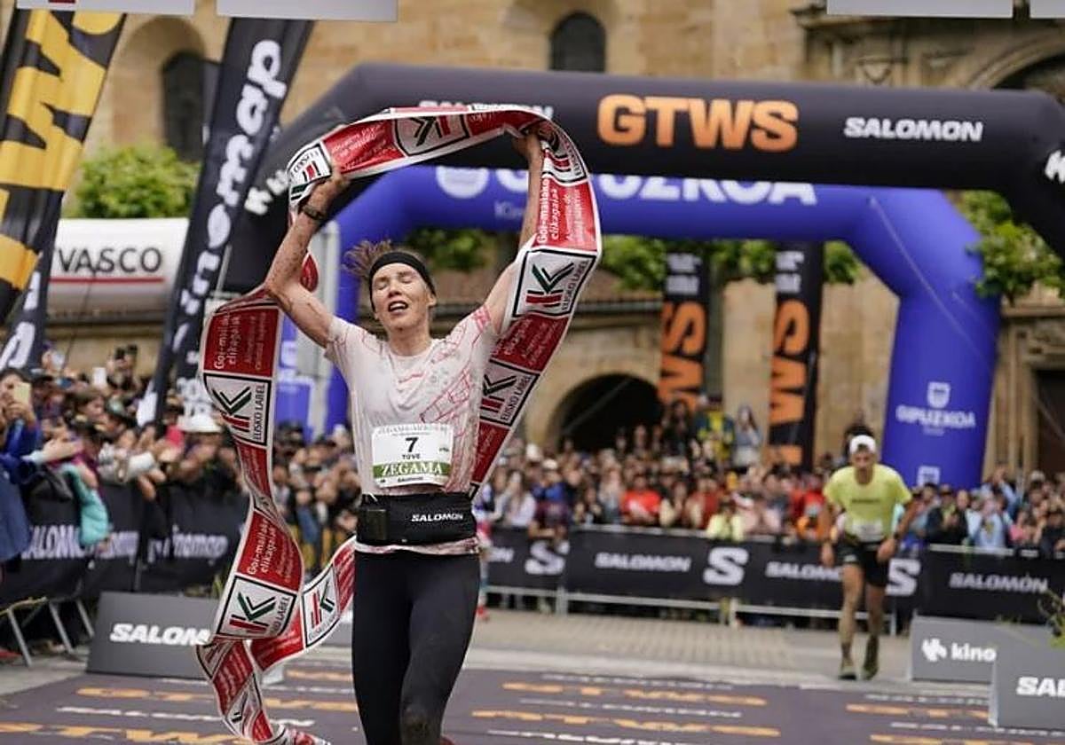 El deportivo gesto de un atleta vizcaíno con la ganadora femenina de la Zegama-Aizkorri