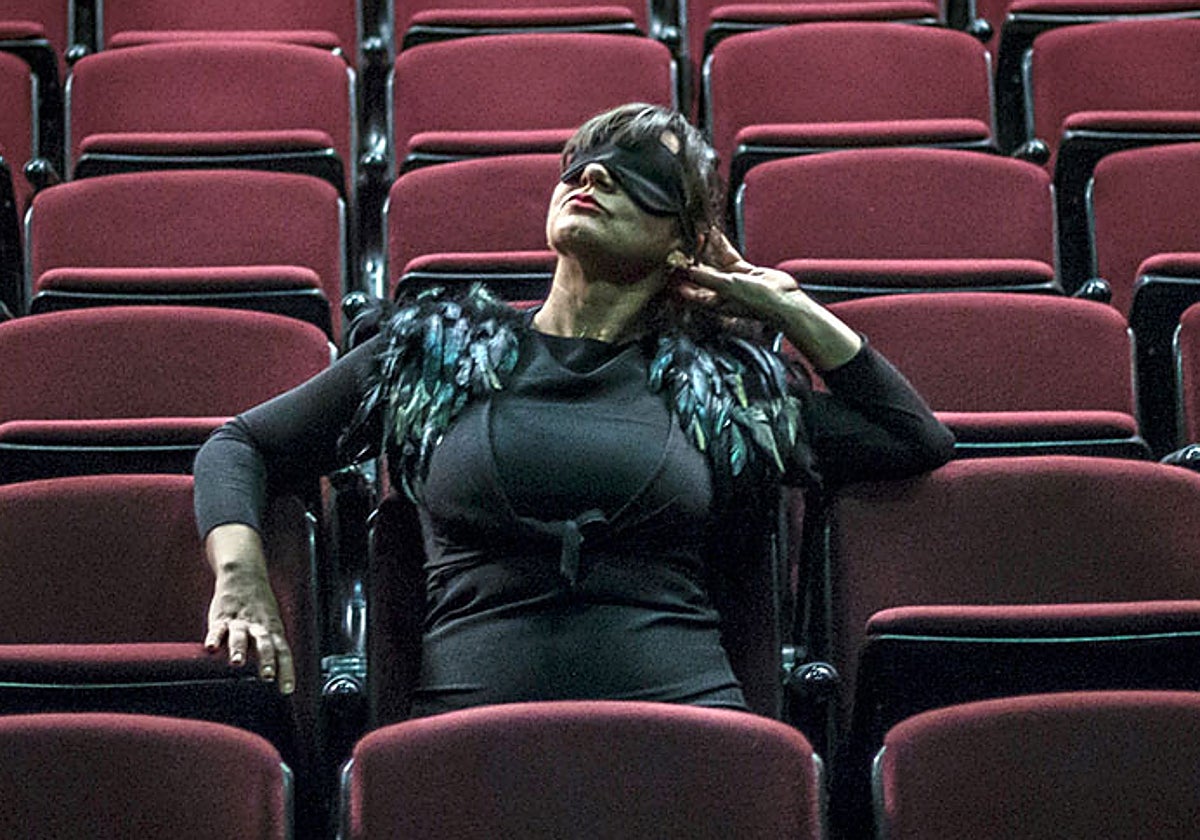 Un antifaz para experimentar el drama de la ansiedad y las relaciones abusivas