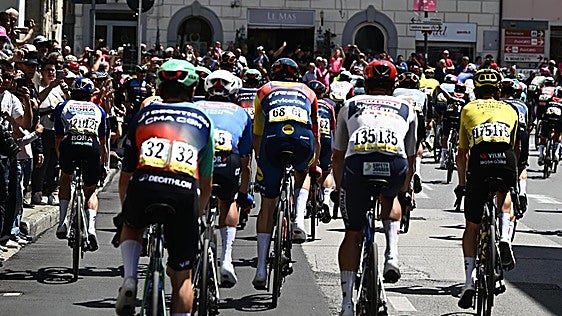 Algunos ciclistas del Giro de Italia señalan a un corredor que orinaba en los botellines