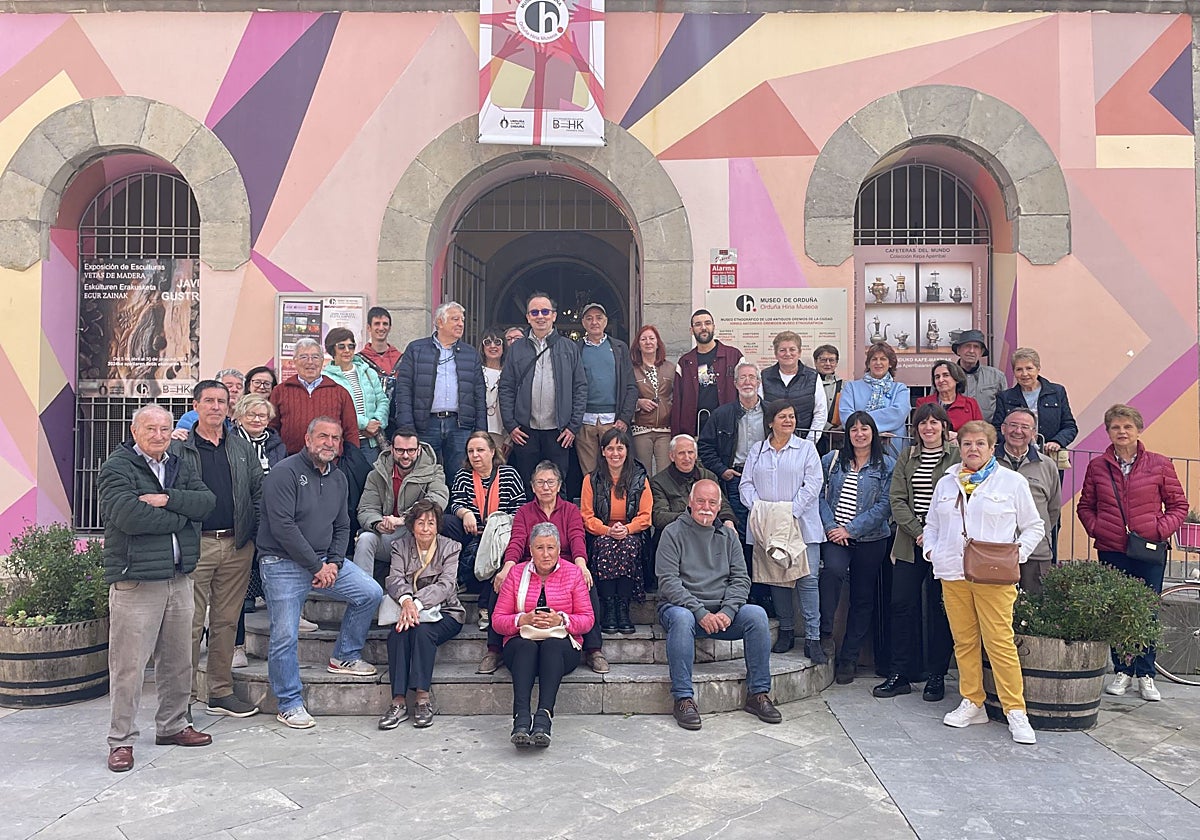 Foto de familia de los socios y representantes municipales en su quinto aniversario.