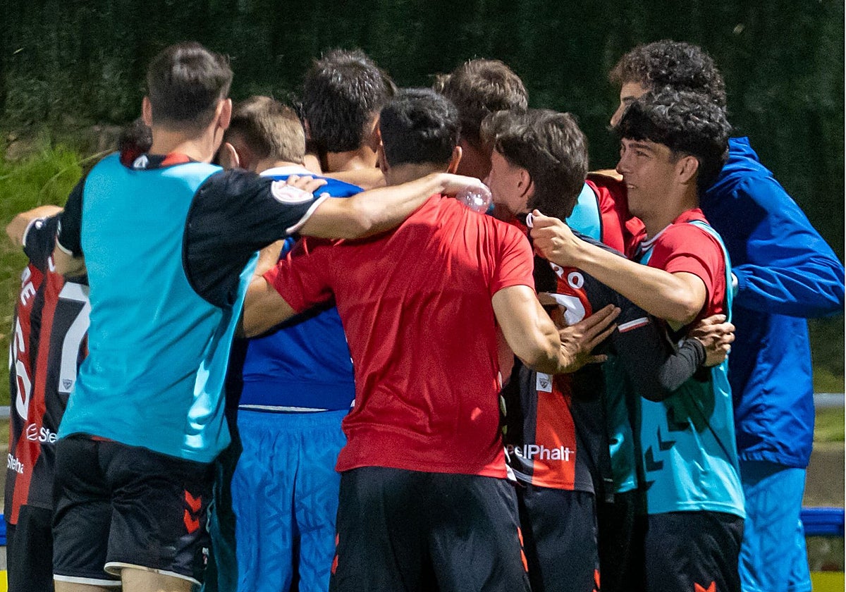 El equipo festeja un triunfo en Fadura.
