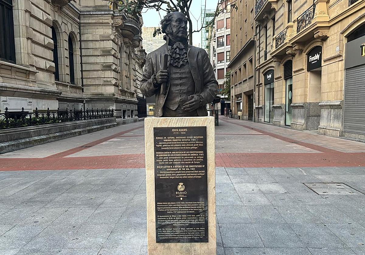 La escultura de John Adams vuelve a brillar frente al Palacio foral