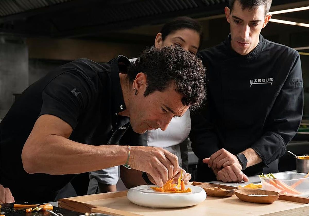 Eneko Atxa prende la parrilla para cocinar a fuego en la Gran Vía