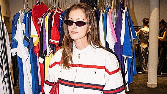 La 'pop up' viral de ropa vintage vuelve a Bilbao con más de 10.000 prendas de marca a 10 euros