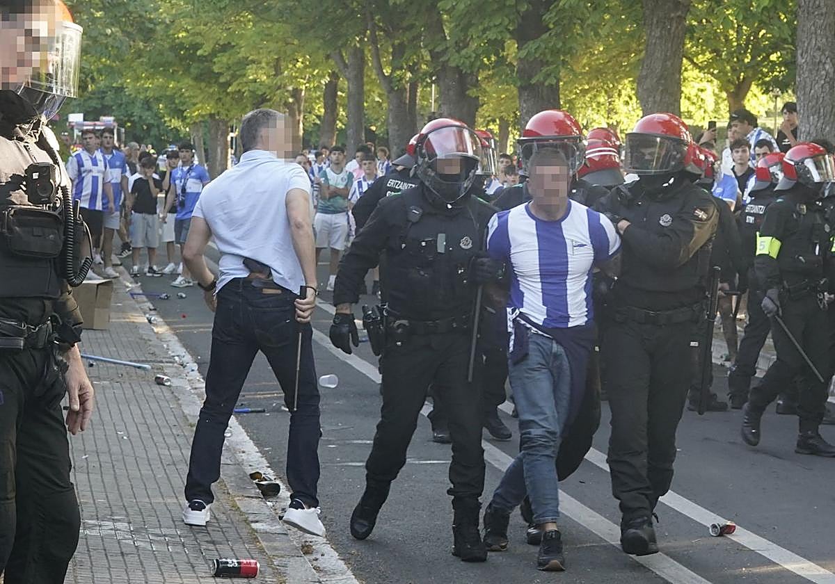Detenidos dos aficionados del Alavés tras los incidentes con la Ertzaintza en Mendizorroza
