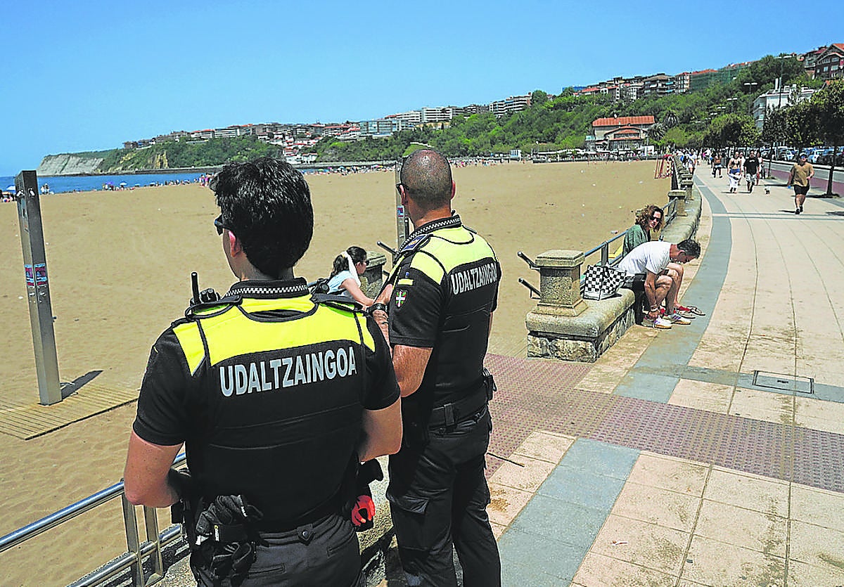 Día de playa en Getxo: una gran pelea, robos y un ataque con destornillador