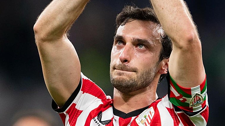 Valverde da a Lekue media hora en su adiós al fútbol, que se despide con pasillo de sus compañeros