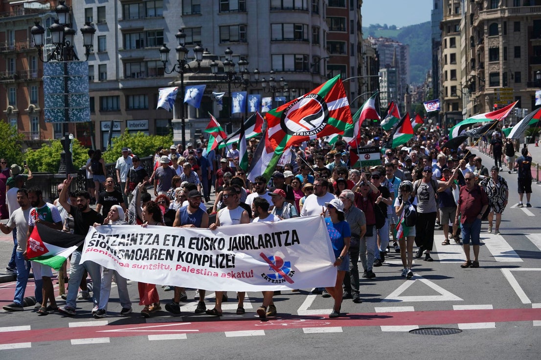 Imágenes de la protesta en la calle por las cargas en el recibimiento ...