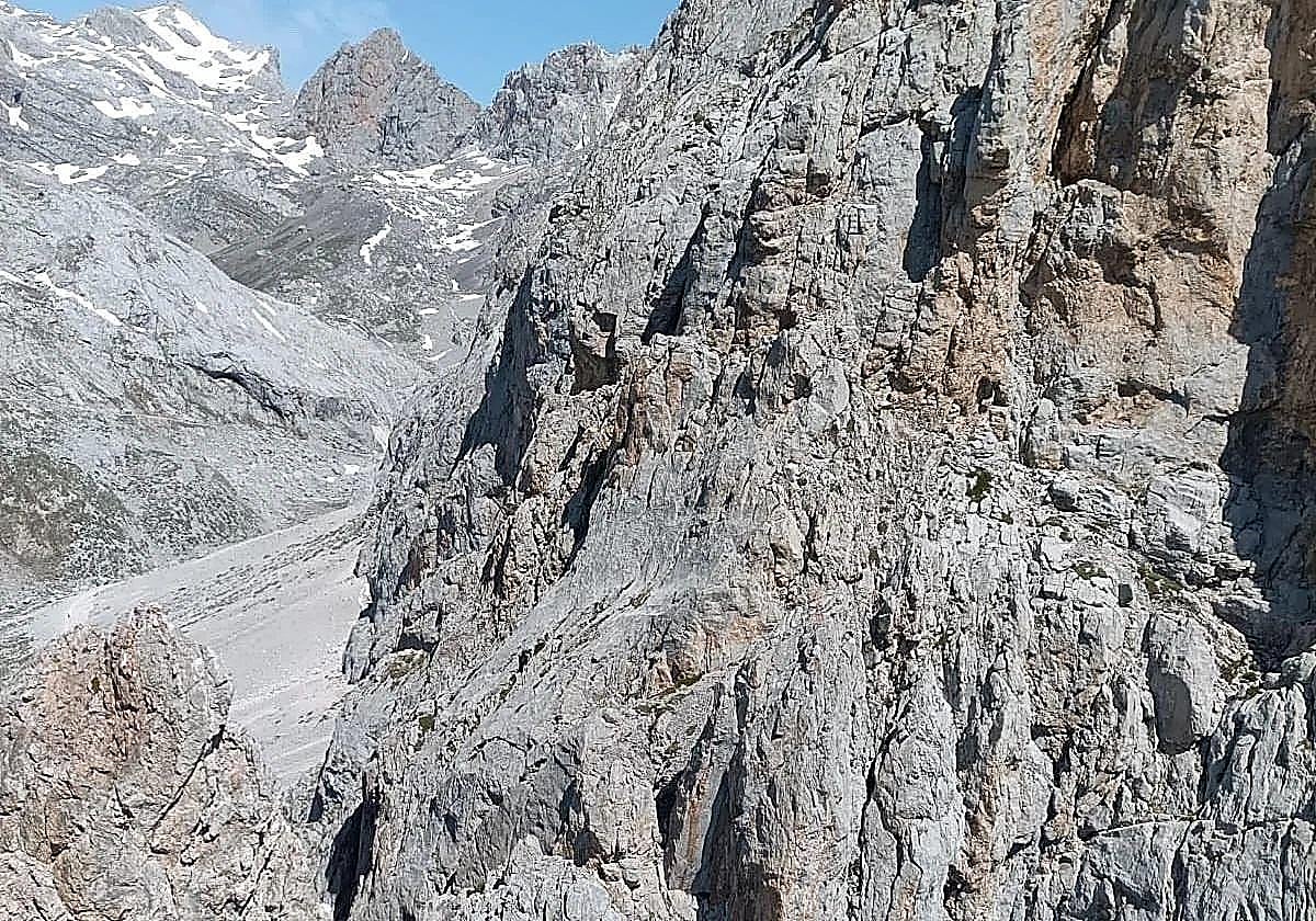 Un escalador de Portugalete sufre una fuerte caída en las Agujas de Tajahierro, en Picos de Europa