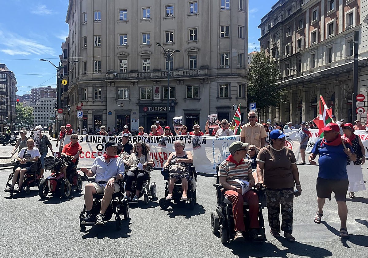 Más de 200 personas se manifestaron en Bilbao por una línea C-3 más accesible.