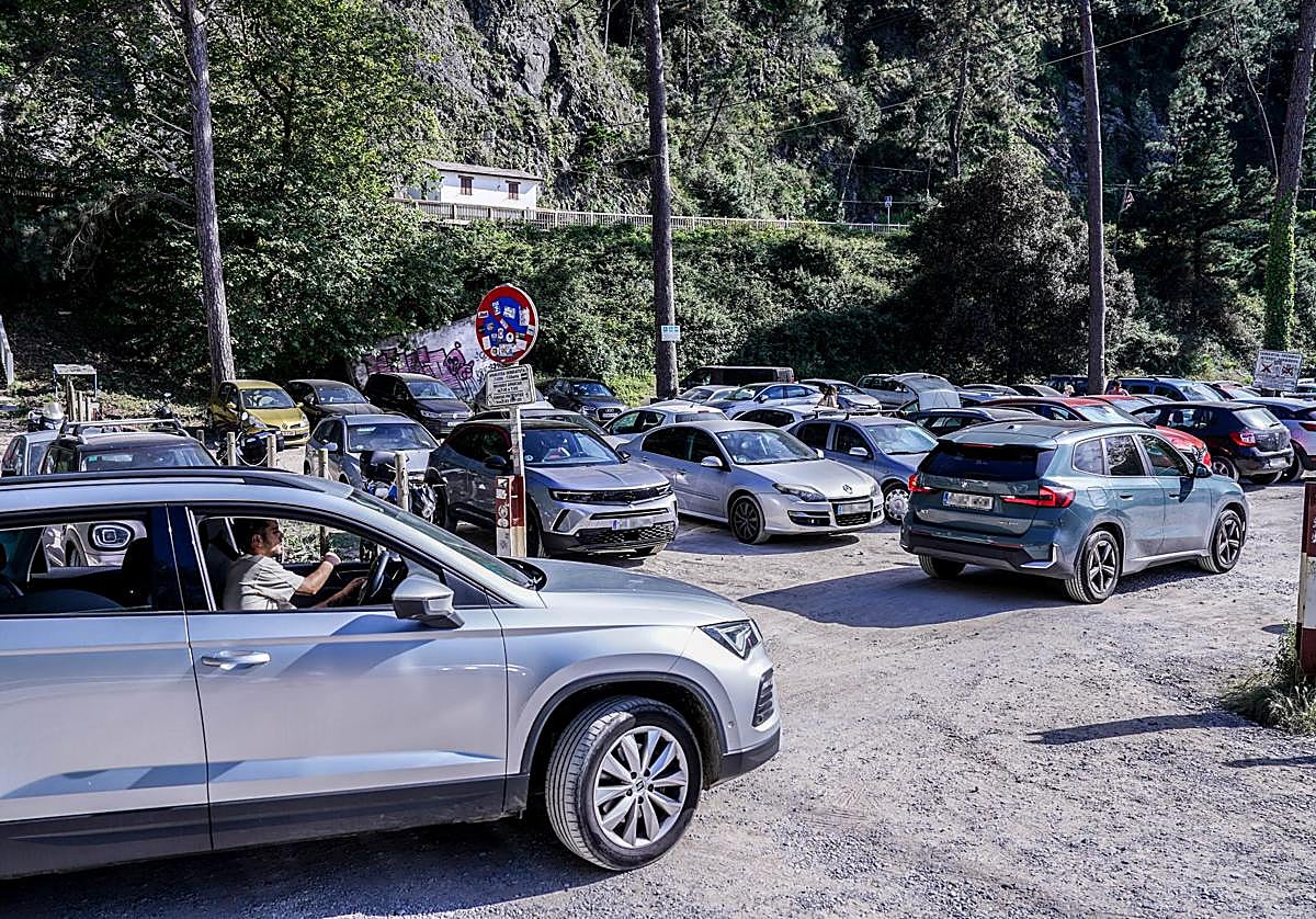 Municipios costeros reclaman más transporte público para evitar el caos de coches en las playas