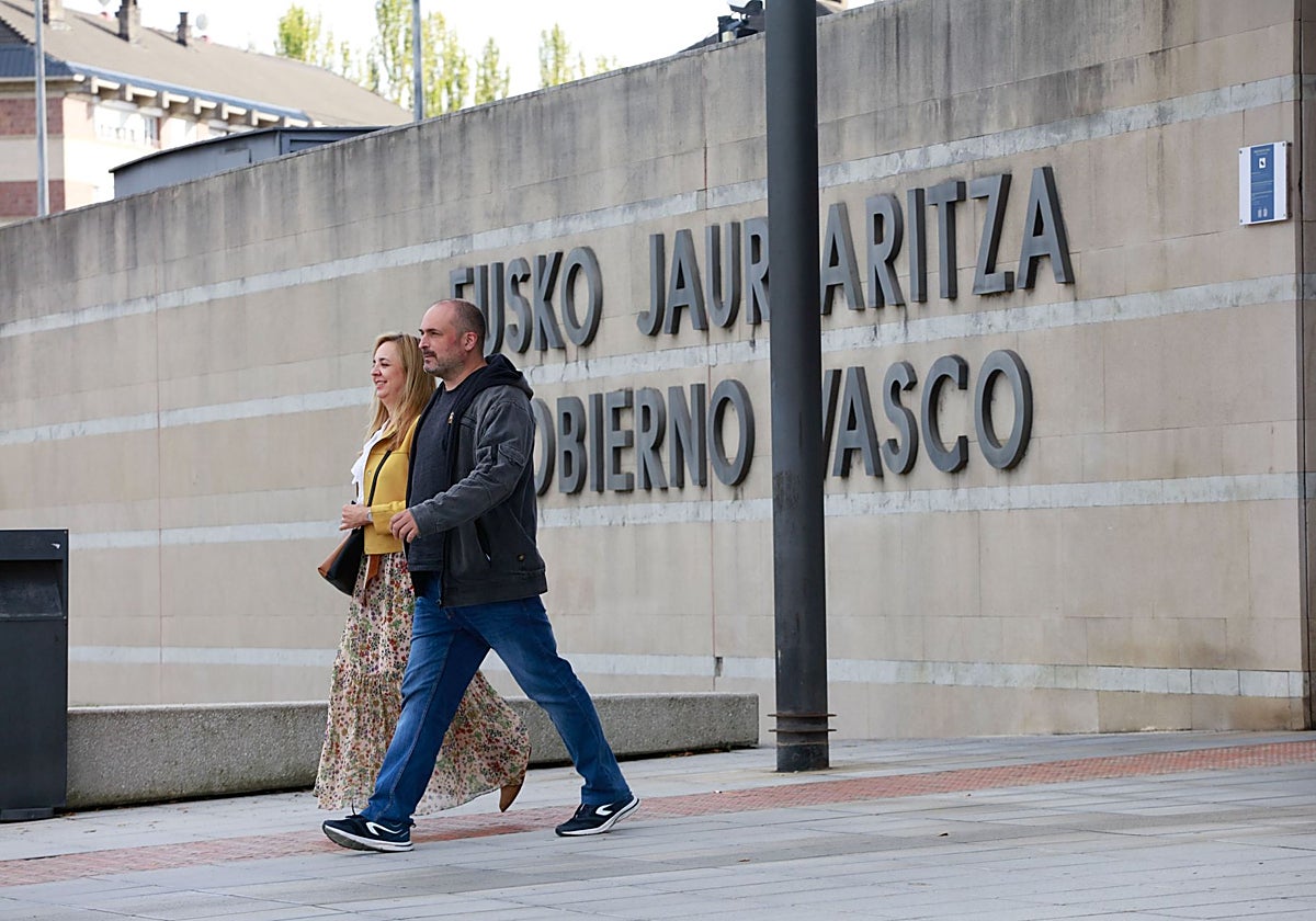 ELA y LAB convocan un paro en el Gobierno vasco para reclamar un «convenio digno»