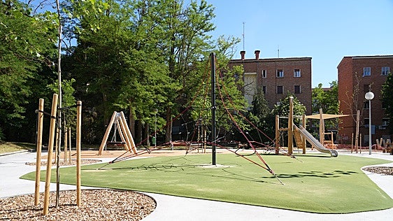 Adurza estrena por fin su renovado parque con más zonas verdes y juegos infantiles