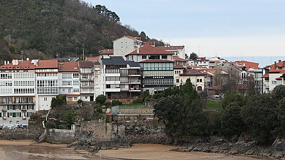 Mundaka roza los 50 años de edad media y el 60% de las viviendas no es accesible