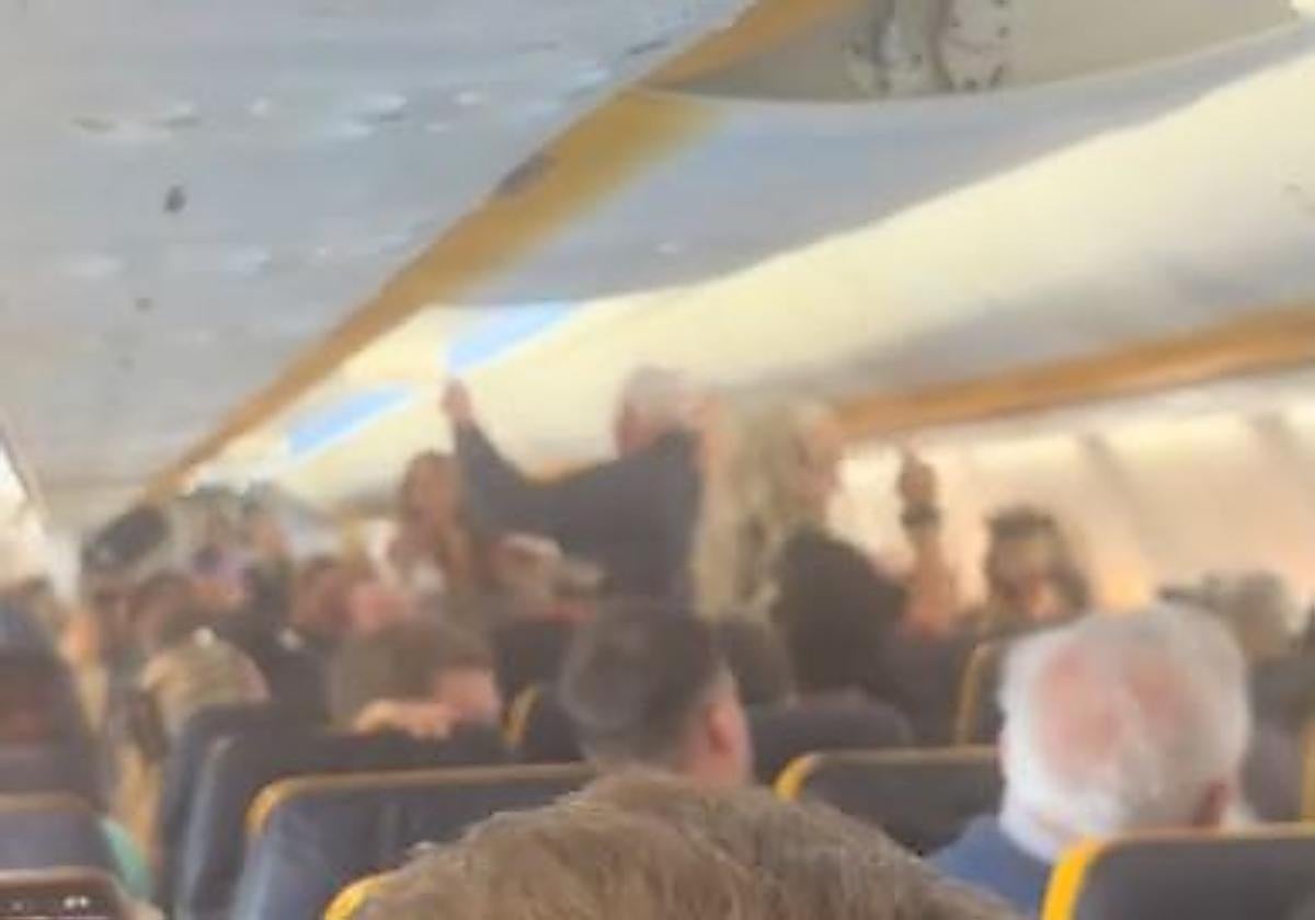 Fiesta en un vuelo a Ibiza 20 minutos antes de aterrizar