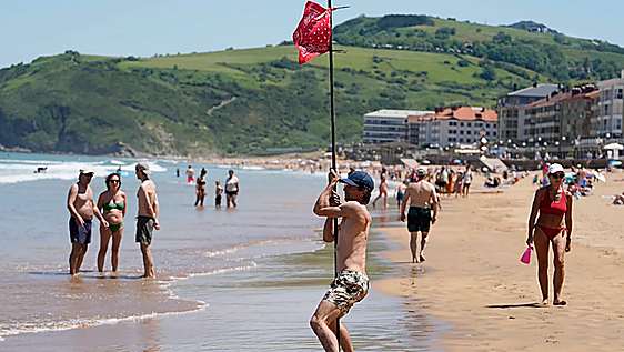 Surfistas rescatan en cuatro días a un centenar de bañistas ante la falta de socorristas en Gipuzkoa