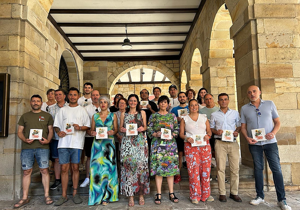 Los representantes municipales y de las asociaciones presentaron la iniciativa.