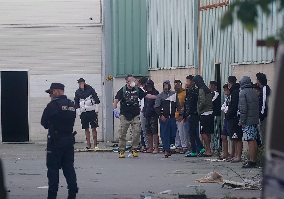 70 policías toman dos fábricas abandonadas de Vitoria para identificar a sus okupas, la mayoría de Marsella