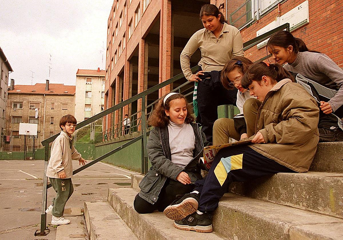 El alumnado del colegio Lamiako se despide tras medio siglo de historia